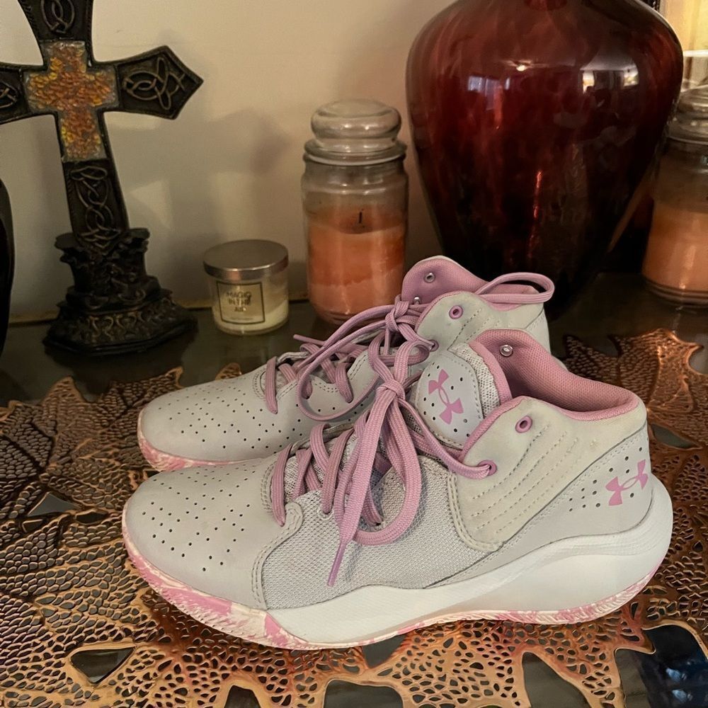Under Armor Jet 21 GS halo Grey shoes size 6.5 Y or 8 women